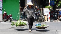 Gelombang panas di Vietnam, yang diperkirakan akan berlangsung hingga Juni, telah memaksa pihak berwenang mematikan lampu jalan dan menjatah listrik karena penggunaan AC atau pendingin ruangan secara besar-besaran mengancam akan membanjiri jaringan listrik.  