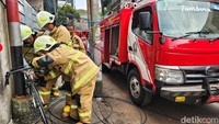 Sepeda itu diparkir di pinggir jalan dan digembok ke tiang utilitas. Saat hendak mengambil sepeda, gembok kombinasi angka tersebut rusak sehingga tidak bisa dibuka. 