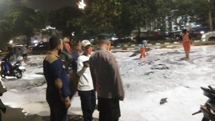 Petugas damkar menyiram tumpahan oli di Jalan Matraman, lokasi pemotor tewas usai tergelincir dan terlindas truk (dok istimewa)