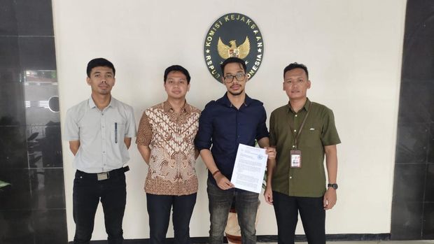 Pihak Haris Azhar dan Fatia Maulidiyanti melaporkan 5 orang jaksa yang mengurus persidangan mereka ke Komisi Kejaksaan (dok ist)