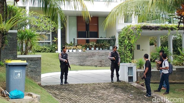 Polisi berjaga di depan rumah mewah mantan Kepala Bea Cukai Makassar, Andhi Pramono yang digeledah KPK di Batam . (Alamuddin Hamapu/detikSumut)