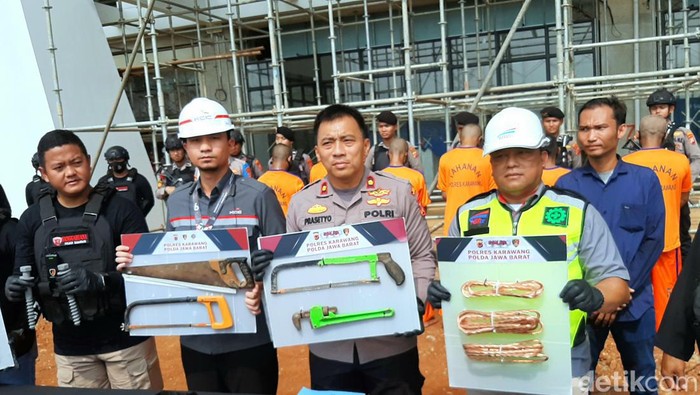 Polisi memamerkan barang bukti hasil pencurian di proyek kereta cepat Jakarta-Bandung