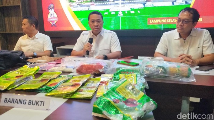 Polisi saat merilis kasus kades di Lampung simpan 6 kg sabu