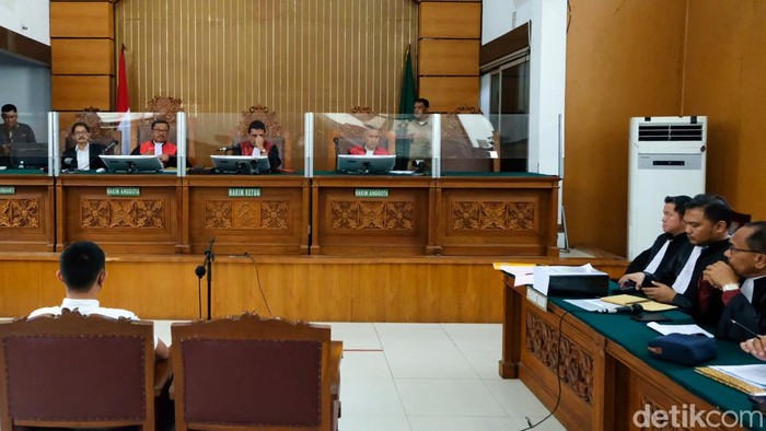 Mario Dandy Satriyo (20) menjalani sidang perdana kasus penganiayaan terhadap Cristalino David Ozora (17). Mario Dandy duduk di kursi terdakwa, Selasa (6/6/2023).