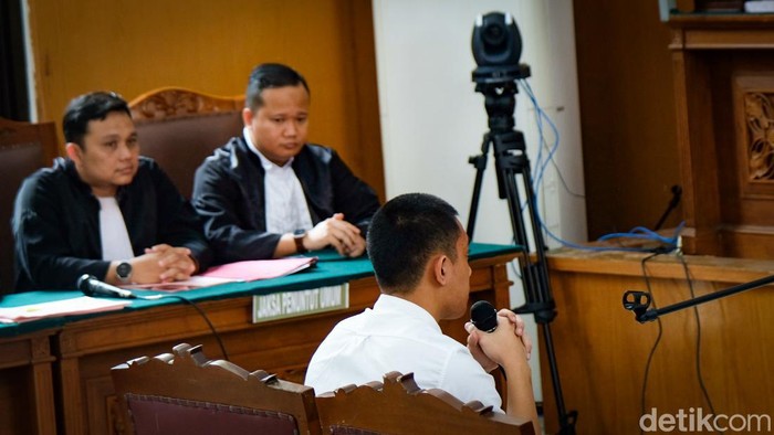 Mario Dandy Satriyo (20) menjalani sidang perdana kasus penganiayaan terhadap Cristalino David Ozora (17). Mario Dandy duduk di kursi terdakwa, Selasa (6/6/2023).