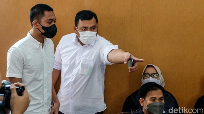 Potret Mario Dandy Jalani Sidang Dakwaan Kasus Penganiayaan David Mario Dandy Satriyo (20) menjalani sidang perdana kasus penganiayaan terhadap Cristalino David Ozora (17). Mario Dandy duduk di kursi terdakwa, Selasa (6/6/2023).