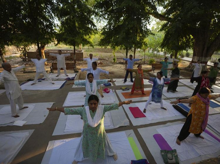 Potret Warga India Yoga di Komplek Pemakaman