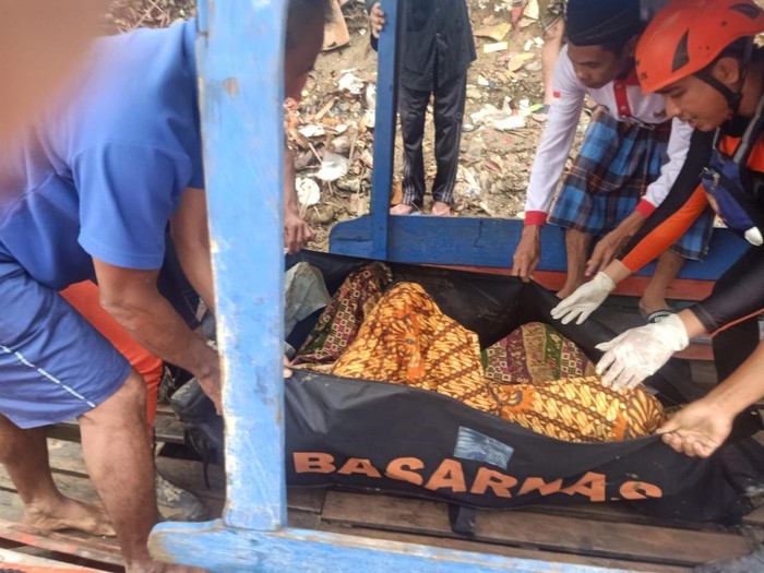Proses evakuasi Pria di Tebo, Jambi yang tewas mengambang saat mencari rumput pakan ternak.