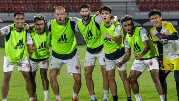 PSM Makassar menggelar uji coba lapangan di Stadion Kapten I Wayan Dipta jelang lawan Bali United.