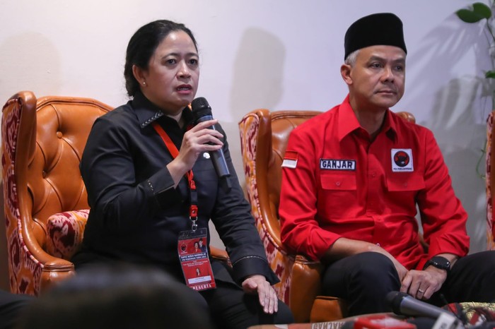 Ketua Tim Pemenangan Pemilu PDI Perjuangan (PDIP) sekaligus Ketua DPR RI Puan Maharani duduk bersama bakal calon presiden dari PDIP, Ganjar Pranowo dalam Rapat Kerja Nasional (Rakernas) III PDIP.