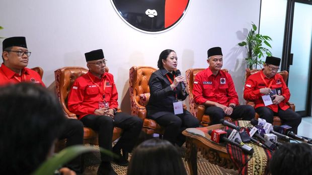Ketua Tim Pemenangan Pemilu PDI Perjuangan (PDIP) sekaligus Ketua DPR RI Puan Maharani duduk bersama bakal calon presiden dari PDIP, Ganjar Pranowo dalam Rapat Kerja Nasional (Rakernas) III PDIP.