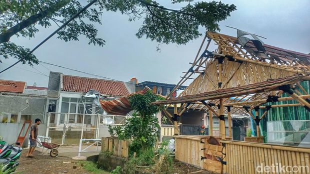 Ratusan rumah warga rusak akibat puting beliung di Bandung pada 5 Juni 2023. Peristiwa itu menimpa dua desa dan satu kelurahan di Kecamatan Baleendah, Bandung.