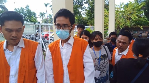Raden Aryo Puspo Buwono (pakai masker) setelah menjalani sidang di PN Denpasar, Selasa (6/6/2023). (Aryo Mahendro/detikBali).