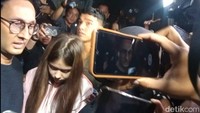 Saat memberikan klarifikasi, perempuan yang akrab disapa Becca itu hanya meminta maaf kepada berbagai pihak. Mulai dari keluarganya, keluarga Fadly Faisal sampai para penggemar. Foto: Ahsan Nurrijal/ detikHOT