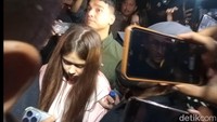 Rebecca Klopper masih diam seribu bahasa mengenai kasus video syur berdurasi 47 detik. Foto: Ahsan Nurrijal/ detikHOT