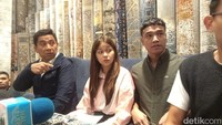 Rebecca Klopper ditemani Fadly Faisal dan kuasa hukumnya, Sandy Arifin, saat ditemui di kawasan Panglima Polim, Jakarta Selatan pada Selasa (6/6).