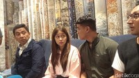 Fadly tampak memberikan dukungan dan semangat bagi Rebecca yang akhirnya buka suara di hadapan awak media.