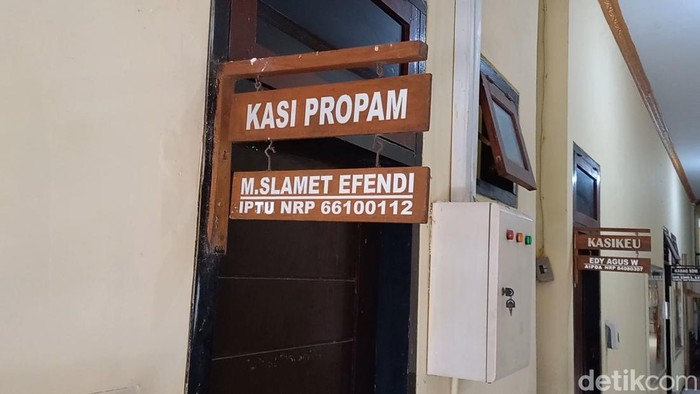 Ruangan Kasi Propam yang akan memeriksa anggota Intel yang memukuli kuli bangunan di Sampang.