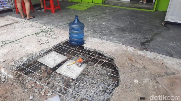 Ruko makan badan jalan di Pluit masih dibongkar pemilik. (Annisa/detikcom)
