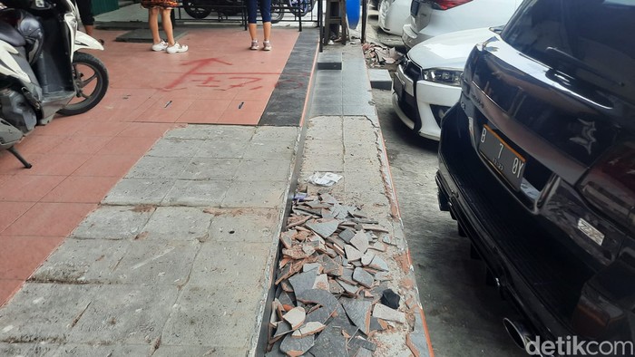Ruko makan badan jalan di Pluit masih dibongkar pemilik. (Annisa/detikcom)