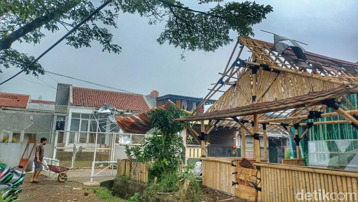 Ruma warga rusak diterjang puting beliung.
