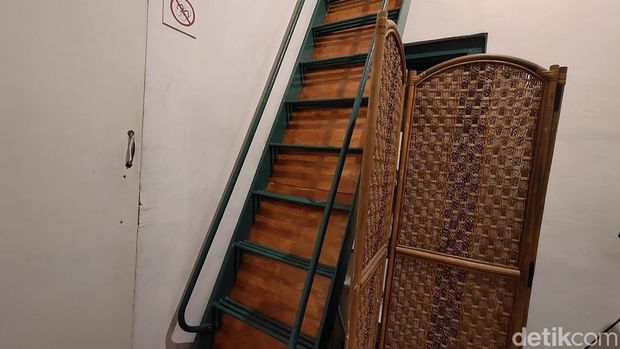 Banyak jejak Bung Karno di kawasan Peneleh, Surabaya. Salah satunya di Rumah H.O.S Tjokroaminoto, Jalan Peneleh Gg. VII No. 29-31.