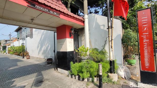 Banyak jejak Bung Karno di kawasan Peneleh, Surabaya. Salah satunya di Rumah H.O.S Tjokroaminoto, Jalan Peneleh Gg. VII No. 29-31.