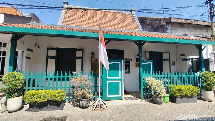 Rumah H.O.S Tjokroaminoto Banyak jejak Bung Karno di kawasan Peneleh, Surabaya. Salah satunya di Rumah H.O.S Tjokroaminoto, Jalan Peneleh Gg. VII No. 29-31.