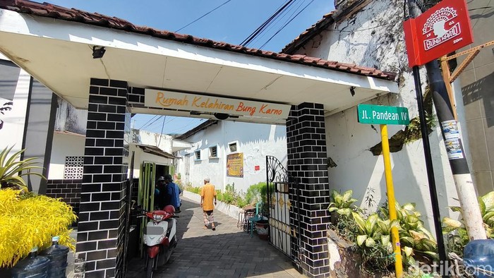 Rumah Lahir Bung Karno Ir. Soekarno merupakan Presiden RI yang pertama. Ia disebut Bapak Proklamator karena memproklamasikan kemerdekaan Indonesia di tahun 1945.
