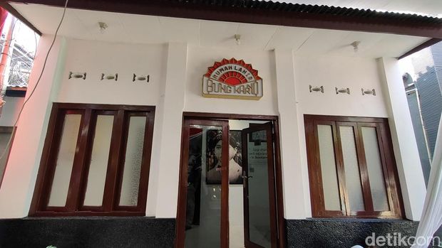 Ir. Soekarno merupakan Presiden RI yang pertama. Ia disebut Bapak Proklamator karena memproklamasikan kemerdekaan Indonesia di tahun 1945.