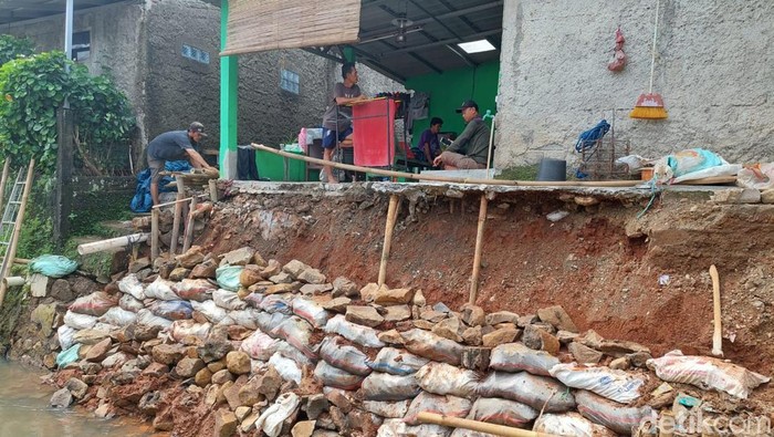 Rumah warga rusak akibat turap jebol. (Devi/detikcom)