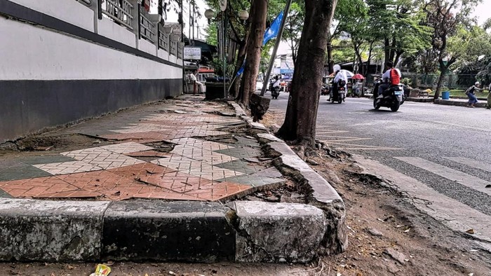 Rusaknya trotoar di Sukabumi.