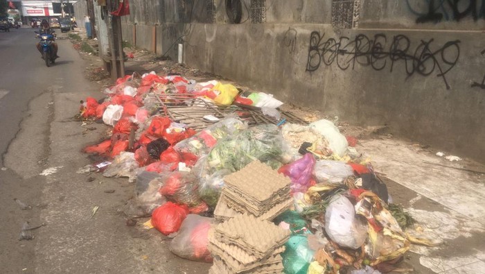 Sampah menumpuk di Pasar Induk Cibitung (Muhammad Fariz At Thariqi/detikcom)