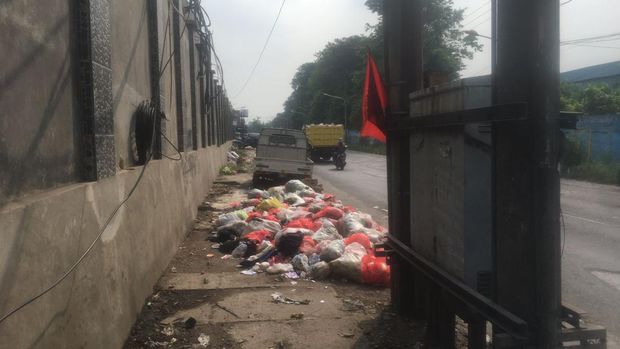 Sampah menumpuk di Pasar Induk Cibitung (Muhammad Fariz At Thariqi/detikcom)
