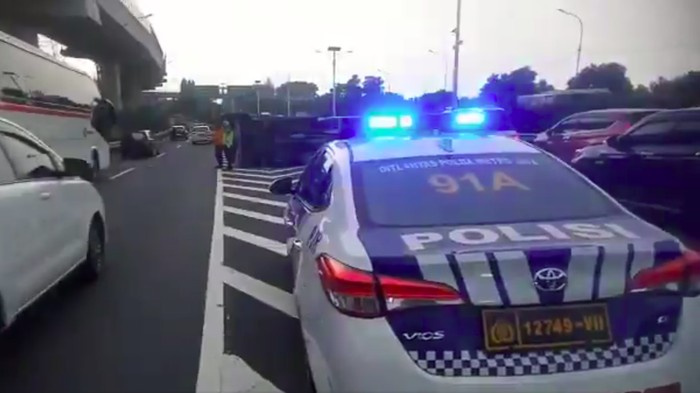 Satu unit truk mengalami kecelakaan di Tol Cawang dari arah Tol Jagorawi. Truk tersebut terguling di tol hingga berimbas membuat lalu lintas (lalin) tersendat. (Twitter @TMCPoldaMetro)
