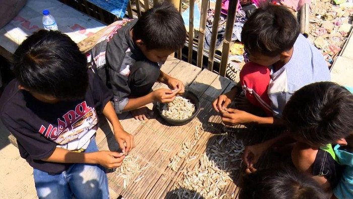 Bantu anak-anak di pesisir Kalibaru, Cilincing, Jakarta Utara.