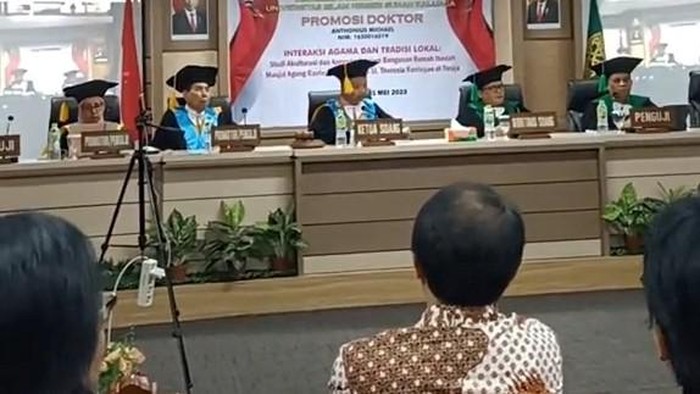 Seorang Romo Katolik jalani sidang doktor di UIN Jogja. Foto diunggah Selasa (6/6/2023).
