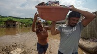 Warga memindahkan barang-barangnya ke tempat yang lebih aman.