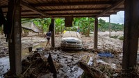 Tampak mobil yang diselimuti lumpur dan debu.