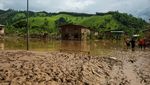 Sisa-sisa Luapan Sungai Teaone di Ekuador
