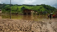 Genangan air tersebut disebabkan karena sungai Reaone yang meluap.