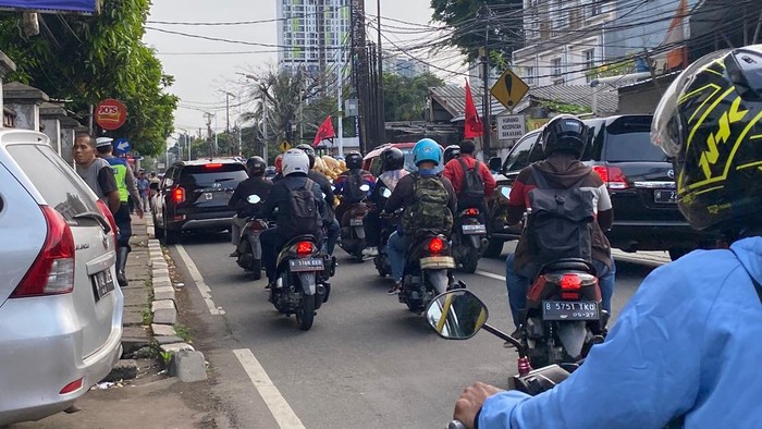 Situasi lalin di Jalan Lenteng Agung Raya, Jagakarsa, Jaksel pada Selasa (6/6/2023) pagi.