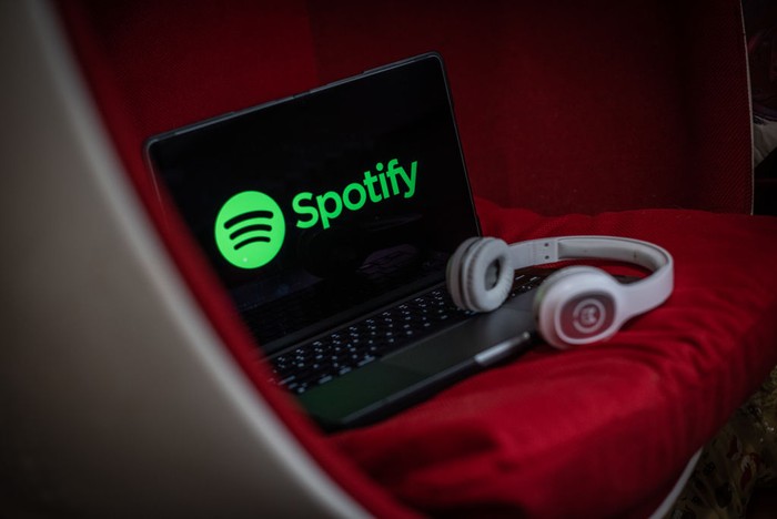Spotify melakukan PHK terhadap 200 pekerja, atau setara 2% total jumlah karyawannya. PHK ini menyasar karyawan di department podcast Spotify.