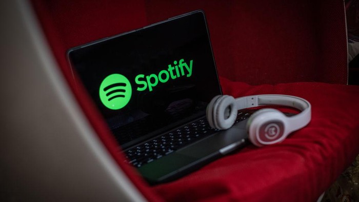 Spotify melakukan PHK terhadap 200 pekerja, atau setara 2% total jumlah karyawannya. PHK ini menyasar karyawan di department podcast Spotify.