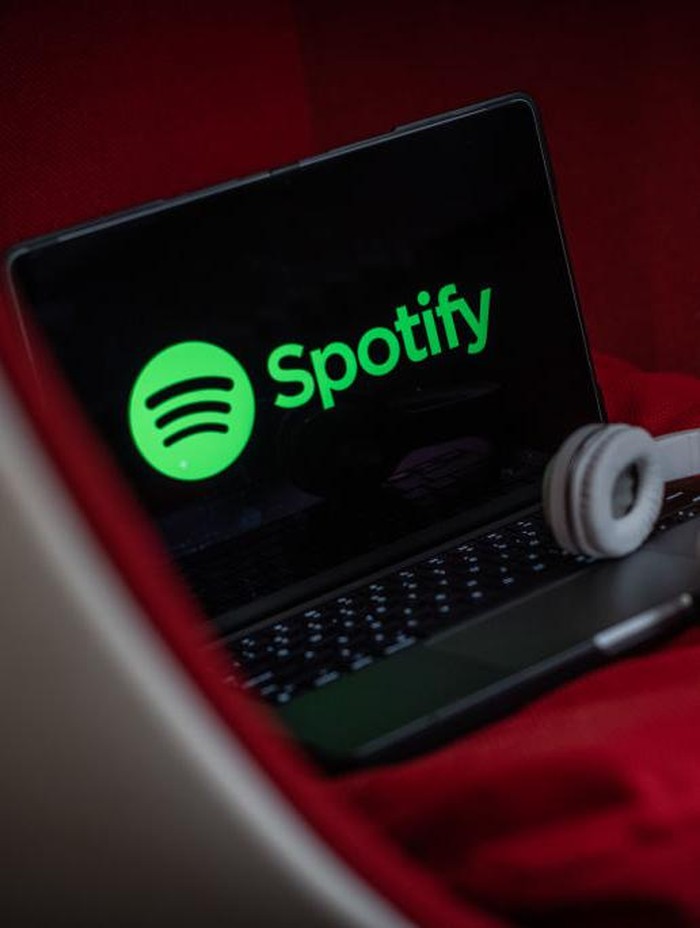 Spotify melakukan PHK terhadap 200 pekerja, atau setara 2% total jumlah karyawannya. PHK ini menyasar karyawan di department podcast Spotify.