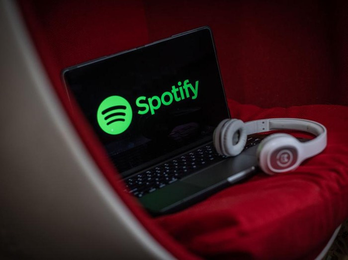 Spotify melakukan PHK terhadap 200 pekerja, atau setara 2% total jumlah karyawannya. PHK ini menyasar karyawan di department podcast Spotify.