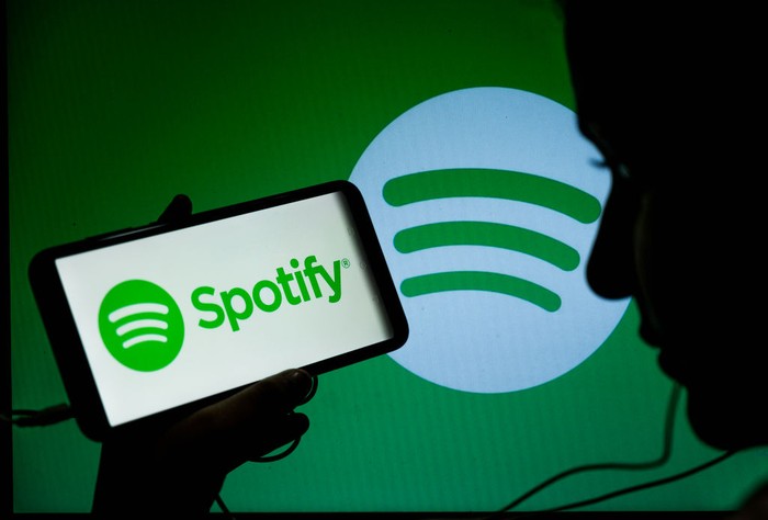 Spotify melakukan PHK terhadap 200 pekerja, atau setara 2% total jumlah karyawannya. PHK ini menyasar karyawan di department podcast Spotify.