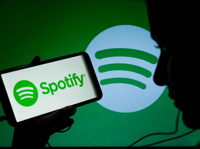 Spotify melakukan PHK terhadap 200 pekerja, atau setara 2% total jumlah karyawannya. PHK ini menyasar karyawan di department podcast Spotify.