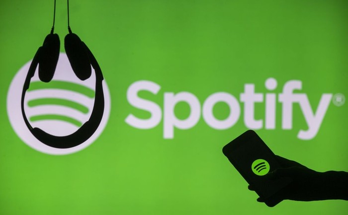 Spotify melakukan PHK terhadap 200 pekerja, atau setara 2% total jumlah karyawannya. PHK ini menyasar karyawan di department podcast Spotify.