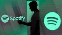 Spotify bertaruh besar untuk divisi podcast dalam beberapa tahun terakhir. Tahun 2019, Spotify mendesain ulang aplikasi dan telah menghabiskan lebih dari US$ 500 juta dolar untuk studio penghasil podcast. Platform streaming audio ini memiliki sejumlah podcast eksklusif seperti The Joe Rogan Experience dan podcast Call Her Daddy Alex Cooper. Chris Ratcliffe/Bloomberg/Getty Images
